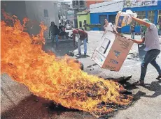  ?? FOTO: AFP ?? Estudiante­s queman neumáticos en protesta contra Maduro, el martes, en San Cristobal.