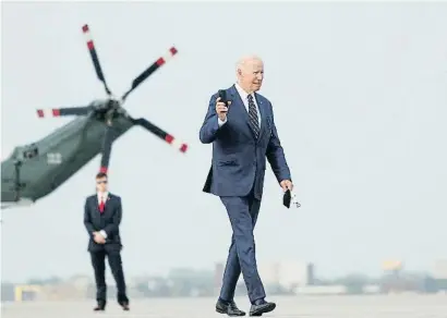  ?? TOM BRENNER / REUTER ?? Biden caminant cap a l’Air Force One per tornar a Washington des d’Illinois després d’un dia de campanya