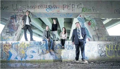  ?? JULIE JOCSAK/POSTMEDIA NETWORK ?? Niagara College students John Moore, a recovering fentanyl addict and aspiring filmmaker at right, is photograph­ed with his crew, broadcast students Adam Renkema, Ethan Morneau and Petra Lane and social service worker student Desiree Crete under a...