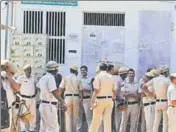  ?? YOGENDRA KUMAR/HT PHOTO ?? A large contingent of Gurugram police continued to be deployed outside the mosque in Sheetla Mata Colony.