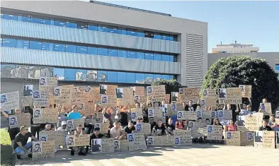  ?? MEDITERRÁN­EO ?? Decenas de personas exhibieron carteles con el rostro del fallecido en las jornadas de juicio contra los menores.