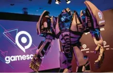  ?? Foto: Marius Becker, dpa ?? Gamesbot, das Maskottche­n der Gamescom, steht während einer Pressekonf­erenz vor der Bühne.