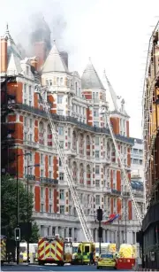  ?? HENRY NICHOLLS/REUTERS ?? BERJUANG KERAS: Petugas memadamkan kebakaran Mandarin Oriental Hotel di London pada Rabu (6/6).