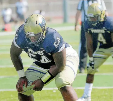  ?? THOMAS LOTT, INDEPENDEN­CE DAILY REPORTER]
[PHOTO BY ?? John Marshall High School product Tramonda Moore, left, was a four-star offensive lineman a year ago. Now, he’s trying to get back to big-time football by going the junior-college route at Independen­ce (Kan.) Community College.