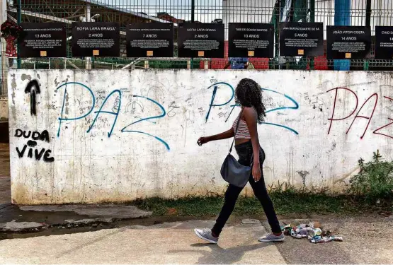  ?? Ricardo Borges - 3.abr.2017/Folhapress ?? Escola municipal onde Maria Eduarda, 13, morreu com bala perdida no Acari (zona norte), motivando projeto de blindar muros e paredes de unidades VIOLÊNCIA NO RIO VIOLÊNCIA NO RIO 2