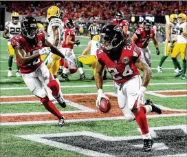  ?? CURTIS COMPTON / CCOMPTON@AJC.COM ?? Running back Devonta Freeman gives the Falcons the lead for good Sunday night with a 2-yard touchdown run in the second quarter. Their 14-7 lead grew as large as 31-7. Freeman ran for 84 yards and two touchdowns.