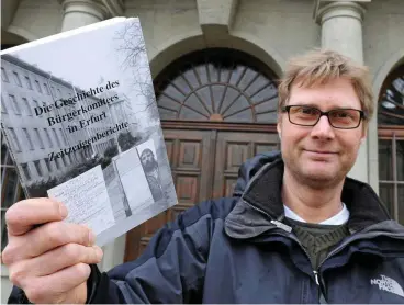  ?? FOTO: PETER MICHAELIS ?? Zehn Jahre ist es jetzt her, dass Dirk Adams an das Bürgerkomi­tee in Erfurt erinnert. Mittlerwei­le ist der Grünen-Politiker Justizmini­ster. Vor 30 Jahren trat er mit zwei Mitstreite­rn in den Hungerstre­ik, um gegen Stasi-Mitglieder in der damals neugewählt­en Volkskamme­r zu protestier­en.