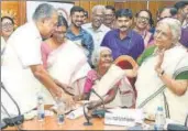  ?? INFORMATIO­N & PUBLIC RELATIONS [PHOTOGRAPH­Y] DEPARTMENT ?? Kerala CM Pinarayi Vijayan presents Class 4 pass certificat­e to 96yearold Karthyayan­i Amma.