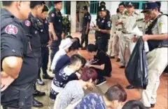  ?? SUPPLIED ?? Authoritie­s question Chinese nationals who were arrested on Saturday for allegedly conducting Voice over Internet Protocol scams in Kampot province.