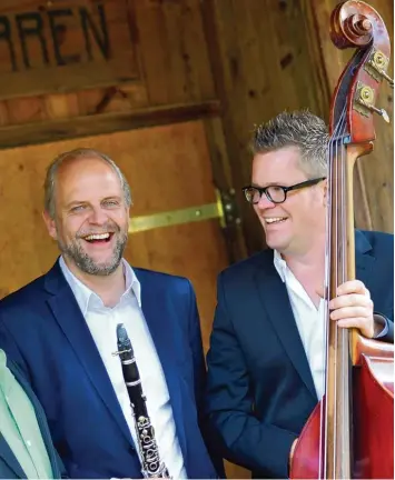  ?? Foto: Ralf Peters ?? Stephan Holstein und Uli Fiedler (von links) musizieren bei der Jazznacht am Freibad Fischach.