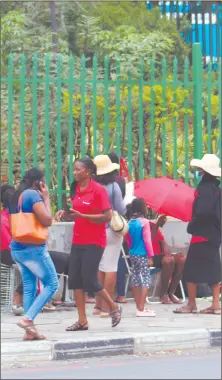  ?? Photo: Maihapa Ndjavera ?? Standoff… Shoprite workers are continuing with a nationwide strike over better pay.