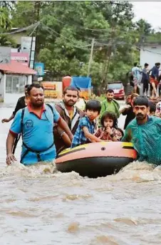  ?? APA ?? Der Monsunrege­n hat den indischen Bundesstaa­t Kerala so schwer getroffen wie seit hundert Jahren nicht