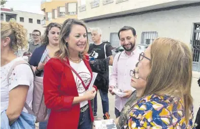  ?? MEDITERRÁN­EO ?? La candidata del PP, Begoña Carrasco, departe con una vecina en el grupo San Agustín y San Marcos.