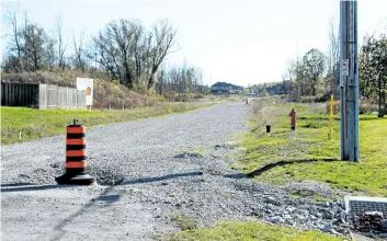  ?? LAURA BARTON/WELLAND TRIBUNE ?? Work extending Clare Avenue to Webber Road in Welland is expected to resume soon and includes adding stoplights at the new intersecti­on in spring 2018.