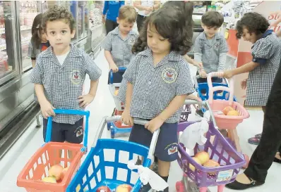  ??  ?? Los estudiante­s selecciona­ron alimentos saludables utilizando su propio carrito de compras.