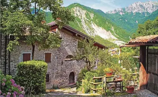  ?? Fotos: Shuttersto­ck ?? Das bis in die 1960er-Jahre verlassene Bergdorf Canale di Tenno gehört nun zu den schönsten mittelalte­rlichen Dörfern Italiens.
