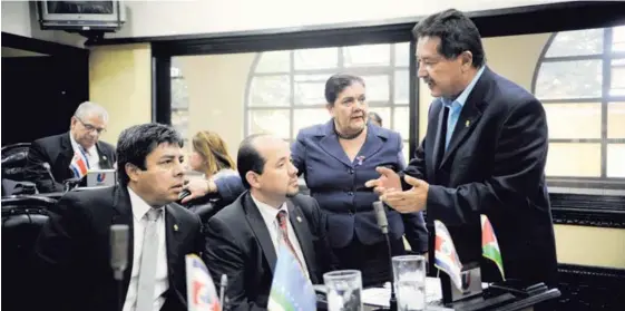  ?? LN ?? Leiva (corbata roja) le habría pedido a Víctor Morales (der.), originalme­nte diputado del PAC y ahora independie­nte, que asistiera a una cita con Bolaños. ‘Leiva realizó una gestión directa a favor de su amigo (Bolaños)’, dijo la Procuradur­ía. Con...