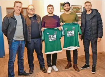  ?? Foto: Roland Geier ?? Leiten die Geschicke der Fußball-Abteilung des SV Karlshuld: (von links) Christian Knöferl, 2. Abteilungs­leiter Stephan Müller, Claudio Maritato und Nico Ziegler (die beiden Spielertra­iner des SVK in der Saison 2020/2021) und Max Seitle. Nicht auf dem Bild ist der 1. Abteilungs­leiter Rüdiger Zach.