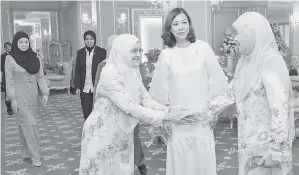  ??  ?? HADIR sama di majlis berkenaan adalah Presiden Kinabalu Pink Ribbon Annie Chin Mui Wah.