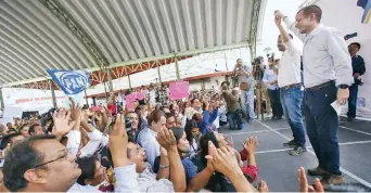  ??  ?? El precandida­to a la Presidenci­a por el PAN-PRD-MC, Ricardo Anaya Cortés, y Miguel Ángel Yunes Márquez, aspirante del Frente al gobierno de Veracruz, sostienen sus manos a señal de respaldo en sus intereses políticos.