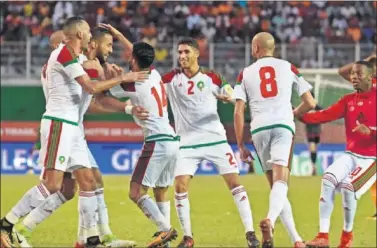  ??  ?? EUFORIA. Achraf, en el centro de la imagen, felicita a Dirar tras el primer gol de Marruecos ayer.