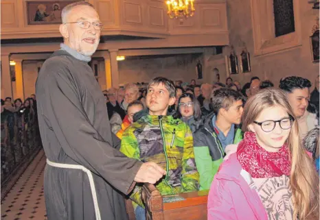  ?? SZ-FOTO: KÖRNER ?? Bruder Paulus suchte immer wieder den Kontakt zu den Firmlingen.