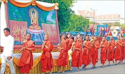  ?? HENG CHIVOAN ?? A traditiona­l Meak Bochea procession in Phnom Penh in recent years.