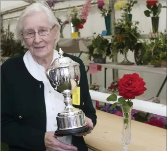  ??  ?? Mary Moules from Aughrim, winner of the ‘Rose of the Show’ for the second year in a row, with the Elizabeth Mourdant Perpetual Trophy.