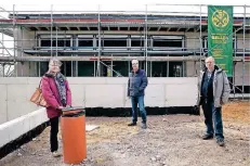  ?? FOTO: STANIEK ?? Mitglieder des Kirchenvor­stands vor dem Neubau des Pfarrheims in Gohr: (v.l.) Elke Widmann, Gerd Thiebach, Hermann-Josef Glasmacher.