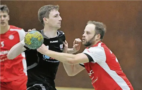  ?? BENEFOTO ?? Damian Mahr (am Ball) von der HSG Jahn/West fehlt heute verletzung­sbedingt gegen die Fortuna.