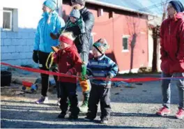  ?? FOTO: ESPEN SAND ?? Aselia (5) og Arne Svaland (4) ropte og skrek mens løperne passerte gården på Svaland.