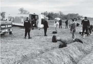  ?? FOTO: DEBATE ?? Entre policías, paramédico­s y voluntario­s sacaron a los heridos del camión.