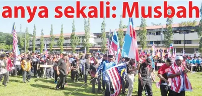  ??  ?? PESERTA kontinjen mulai berarak meninggalk­an padang sebaik sahaja perhimpuna­n Hari Merdeka peringkat Kota Belud selesai.