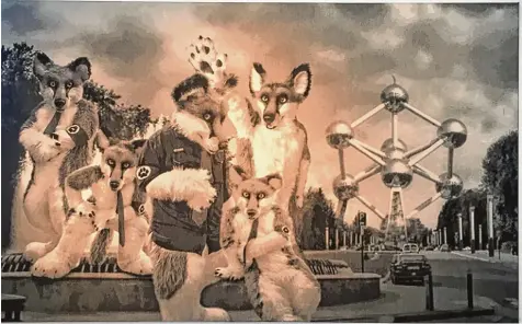  ??  ?? Auf einem Webstuhl des Textilmuse­ums ist dieser Wandteppic­h Beate Passows entstanden. „Brüssel“zeigt das Atomium und eine Gruppe Füchse, deren Uniformen an Nazis erinnern. SINGOLDHAL­LE BOBINGEN HERRENHAUS BANNACKER
