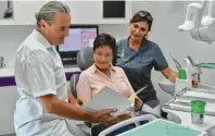  ?? Foto: März ?? Implantolo­ge Dr. Oliver Schmidt informiert seine Patientin über die Möglichkei­ten, hochwertig­en festsitzen­den Zahnersatz an einem Tag anzufertig­en.