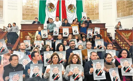  ?? CINTHYA STETTIN ?? Morena tomó la tribuna del Congreso de CdMx, luego de que AN exhortó a AMLO rectificar el perdón a corruptos.