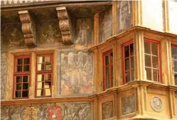  ??  ?? Le patrimoine bâti de Colmar met en valeur les belles façades alsacienne­s peintes et sculptées.