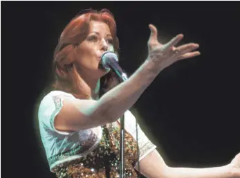  ?? FOTO: CHRIS HOFFMANN/DPA ?? Anni-Frid Lyngstad von der schwedisch­en Popgruppe ABBA 1977 bei einem Konzert im Rahmen einer Deutschlan­d-Tournee. Erfolgsson­gs der Band waren etwa „SOS“, „Mamma Mia“, „Fernando“und „Dancing Queen“.