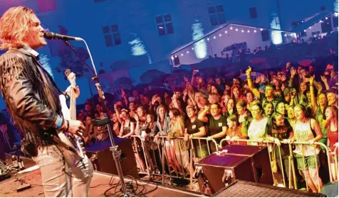  ?? Archivfoto: Karl Aumiller ?? Jo Halbig, das Gesicht der Killerpilz­e, heizte beim Donauside Festival im vergangene­n Jahr den Zuschauern kräftig ein – und auch bei der zweiten Auflage am 22. Juli steht die Dillinger Band wieder im Schlosshof auf der Bühne.