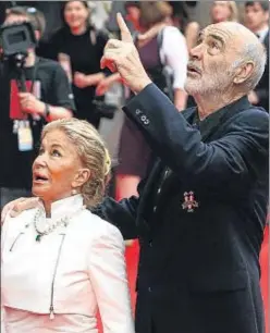  ?? DAVID MOIR / REUTERS ?? Micheline Anne Jeanne con su marido, Sean Connery