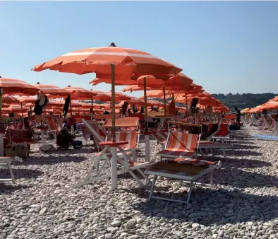  ??  ?? Le spiagge italiane non hanno registrato una stagione molto brillante