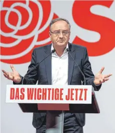  ?? FOTO: GOLLNOW/DPA ?? Die Südwest-SPD hat Andreas Stoch zum Spitzenkan­didaten für die Landtagswa­hl bestimmt – und ihn als Landesvors­itzenden bestätigt.