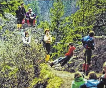  ?? FOTO: BERGSTEIGE­R TROSSINGEN ?? In den 70er Jahren war die Wanderausr­üstung noch nicht ganz so profession­ell wie heute, die sportliche Leistung aber keineswegs geringer.