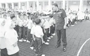  ??  ?? DOUGLAS berkenalan dan bermesra dengan murid-murid sebaik tiba di sekolah itu.