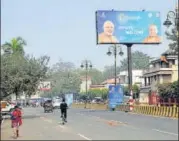  ?? RAJESH KUMAR/HT ?? Union sports minister along with visiting NRI guests performing ▪Ganga aarti at Dashashwam­edh ghat on Sunday evening and (right) a hoarding welcoming guests to Varanasi for the Pravasi Bharatiya Diwas convention that will begin on Monday.