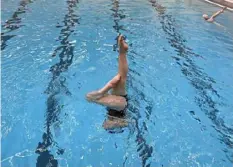  ?? Courtesy of Deb Hazlett ?? Pittsburgh Artistic Swimming's Rachel Xu executes a vertical position with bent knee using support scull during practice at Bethel Park High School.