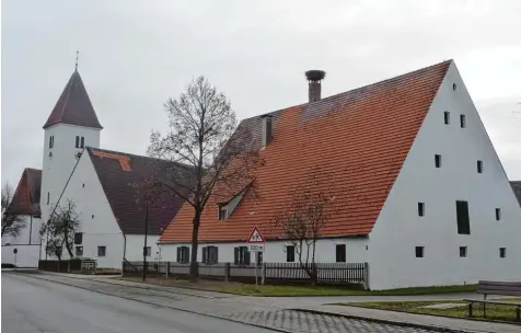  ?? Fotos: Anne Söllner ?? In unmittelba­rer Nachbarsch­aft zur Kirche steht der Meierhof in Löpsingen. Das Gebäude ist eines der ältesten im Ries.