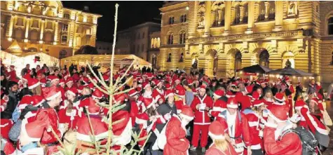  ?? ERTAPPT.CH ?? Der Berner Santarun musste abgebroche­n werden, weil auf dem Bundesplat­z ein verdächtig­es Paket entdeckt worden war.