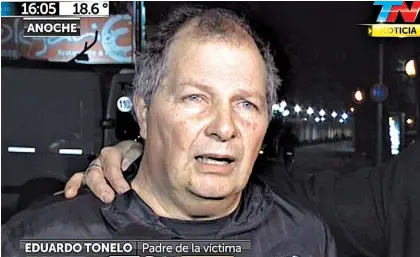  ??  ?? Testimonio. El papá de Pablo Tonello habló unos minutos con los medios en el lugar del crimen. Estaba en shock.