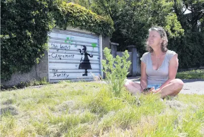  ?? PHOTO: STEPHEN JAQUIERY ?? Pushed to the verge . . . Dunedin resident Stephanie Haworth sits on a grass verge outside her Maori Hill home, which was mown against her wishes.